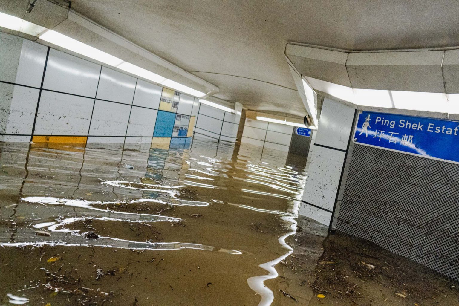 香港破纪录暴雨多区水浸,深圳严重内涝,水库排洪
