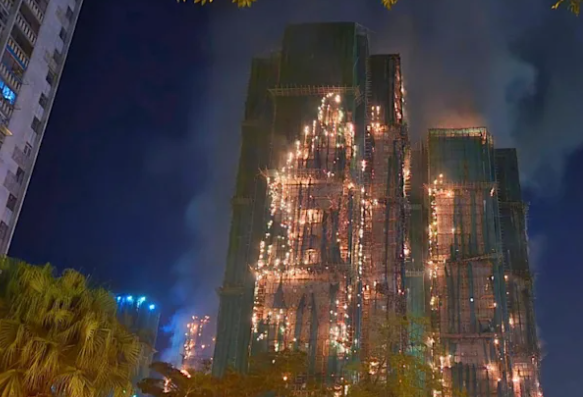 《港殇:宏福苑大火死亡破千的背后 —— 不只是火焰烧掉了大楼,也烧掉了信任与制度》