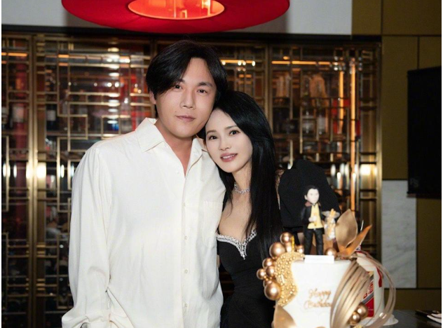 糗大!57岁伊能静冻龄放闪 「大衣吊牌」未剪遭酸:穿过要退?