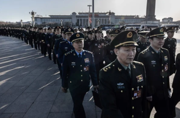 两名上将缺席人大常委会议 曾与何卫东共事