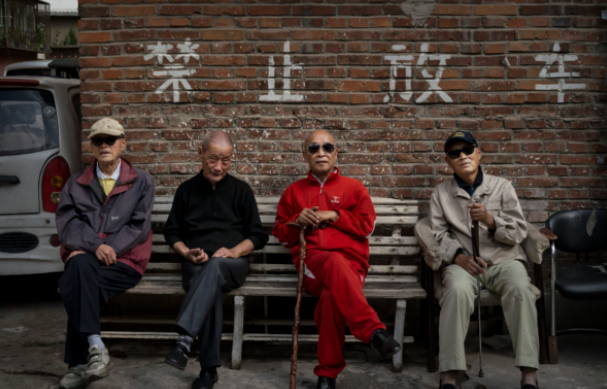 上海推『退而不休』引爆争议!老人政策一出网络炸锅:是保障还是压力?