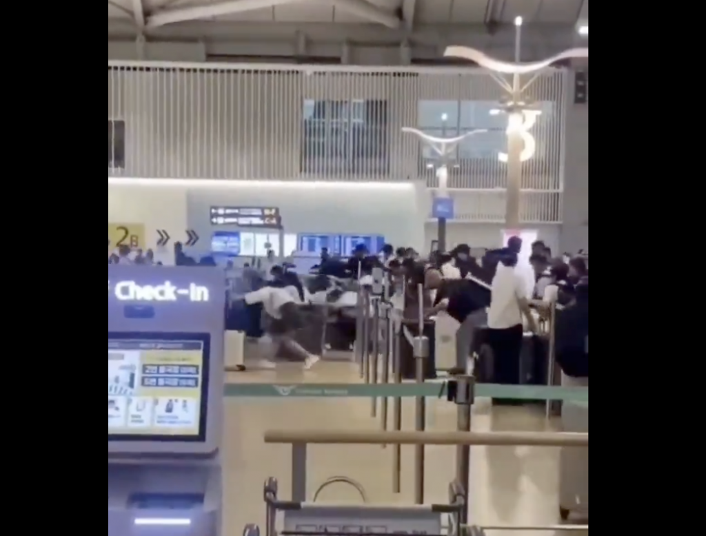 中國遊客在仁川機場集體插隊 撞傷人員
