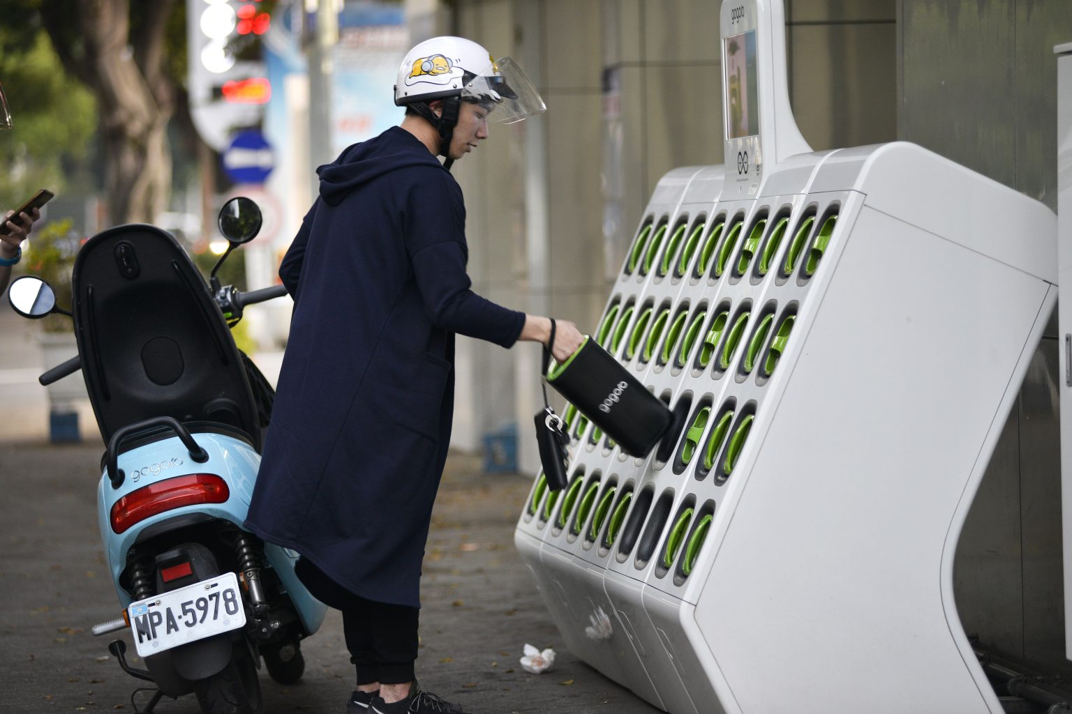 河南車主跨境自駕遭遠程鎖車30小時 受困異國
