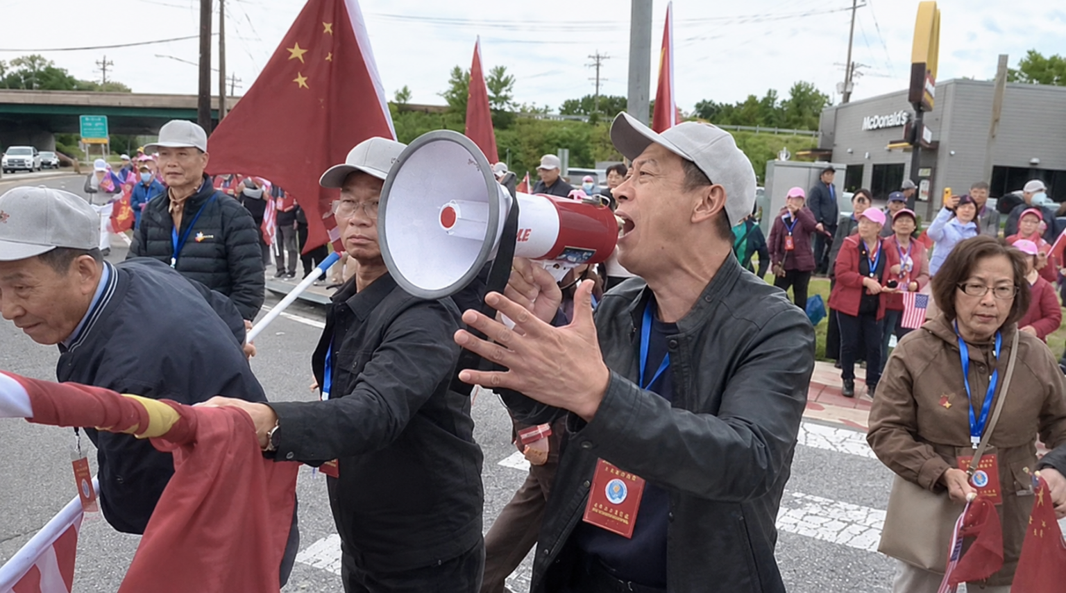 習訪美抗議現場 親共者污衊法輪功被抓包(視頻)