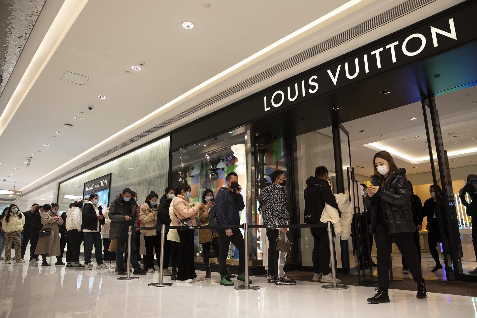 中國需求低迷 六大奢侈品集團蒸發2500億歐元